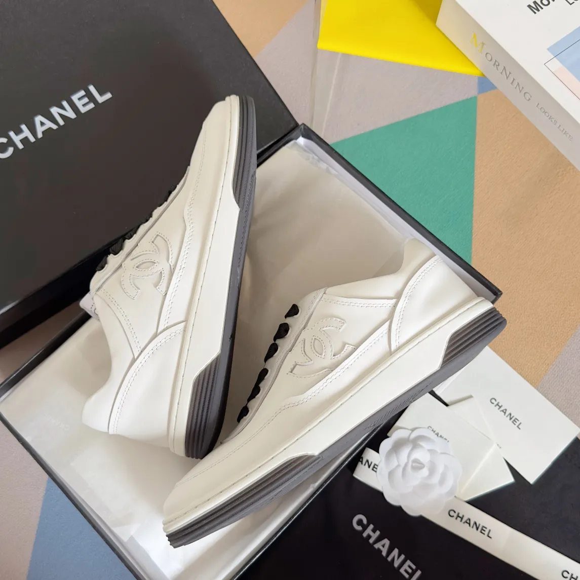 👟👟Ex-factory price 660👟👟 Chanel Chanel 24👟👟Ex-factory price Xiaoxiang Panda color casual sports shoes skateboard shoes original purchase and development production Xiaoxiang C home Another super popular item in the counter, loved by Internet celebrity bloggers and sisters, various praises on social platforms, super popular, high quality, breathable and super spring and summer. Seeing this issue always arouses girls' inner desire for fashion. The latest suede material, classic black and white color, full of fashionable footwear, easy to care for, exquisite packaging at the delivery counter🛍📦 ▪️Fabrics: Original custom imported first-layer cowhide ▪️Inner: Customized soft sheepskin lining ▪️Sole: Original molded T👟👟Factory price U color matching outsole ▪️Sole thickness: 2.5CM ▪️Size: Women's 35-39 (customized for 40